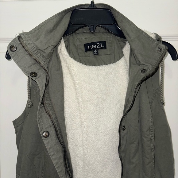 Rue21 Green Utility Vest with Collar and Faux Fur Lining - Picture 9 of 10